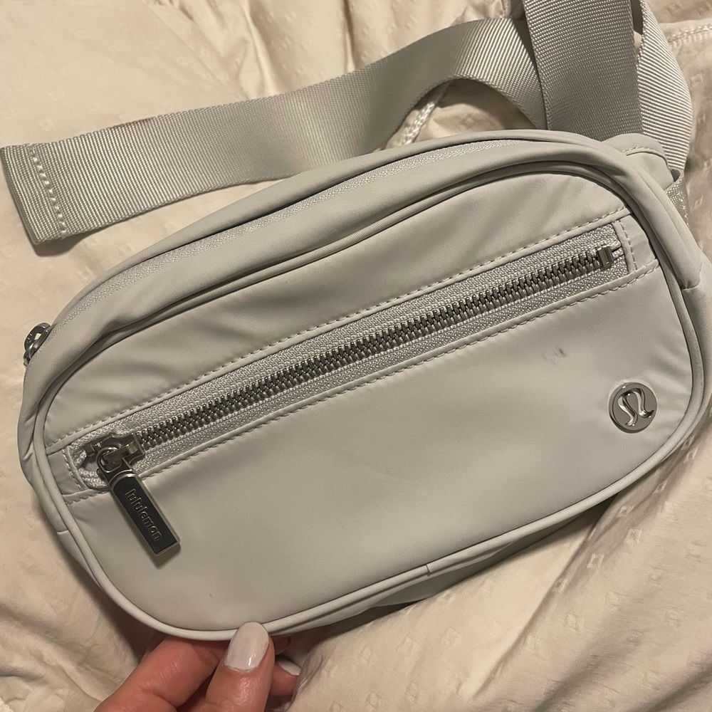 Lululemon Wunderlust Belt Bag (1.8L) - Seal Grey